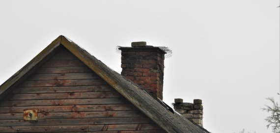 Atvėsus orams pasipylė iškvietimai dėl degančių suodžių kaminuose