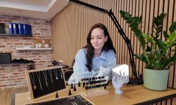 „Adriic“ juvelyrika (į)kūrėja K. Falk kartu su papuošalais žmonėms nori dovanoti jausmą