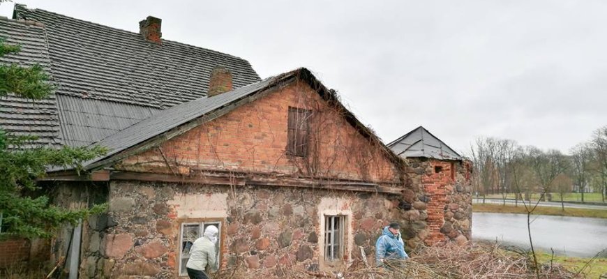 Lietingas oras rokiškėnams nesutrukdė gražinti dvaro bravoro aplinkos