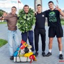 Keliautojas jau namuose: D. Mikalkėnui užkabintas ąžuolo vainikas ir iškeptas kelio formos tortas (foto+video)