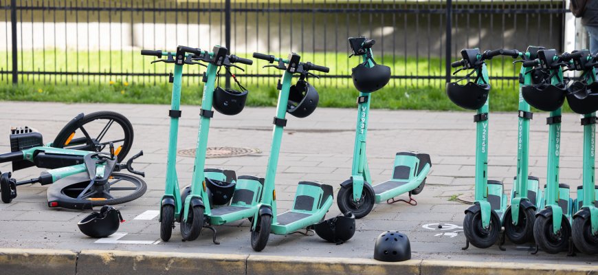 Svarbūs KET pokyčiai: kitąmet šalmai taps privalomi visiems elektrinių mikrojudumo priemonių vairuotojams