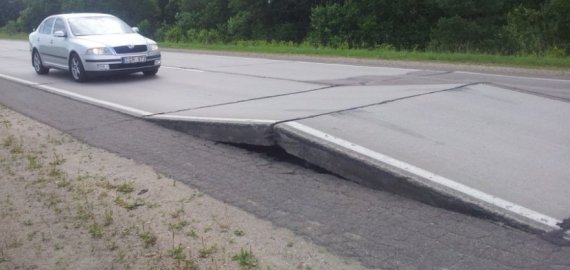 Ėmėsi baisiausio Lietuvos kelio remonto – iki rudens ribos eismą Molėtų plente