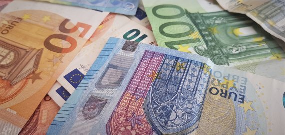 Prašoma subsidijų iš prastovų grįžtantiems žmonėms
