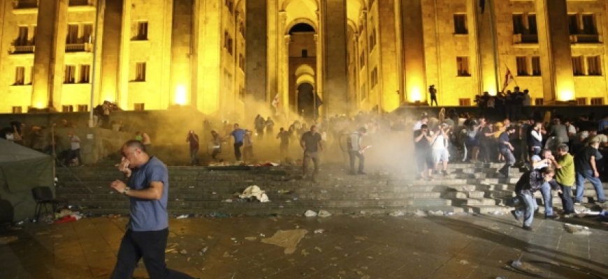Gruzijoje per audringus opozicijos protestus prie parlamento sužeista dešimtys žmonių