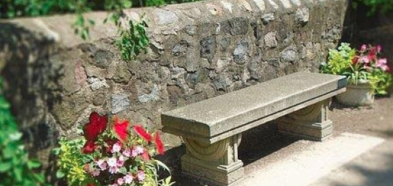 Betoniniai suoliukai: kuomet tai yra geriausias pasirinkimas?