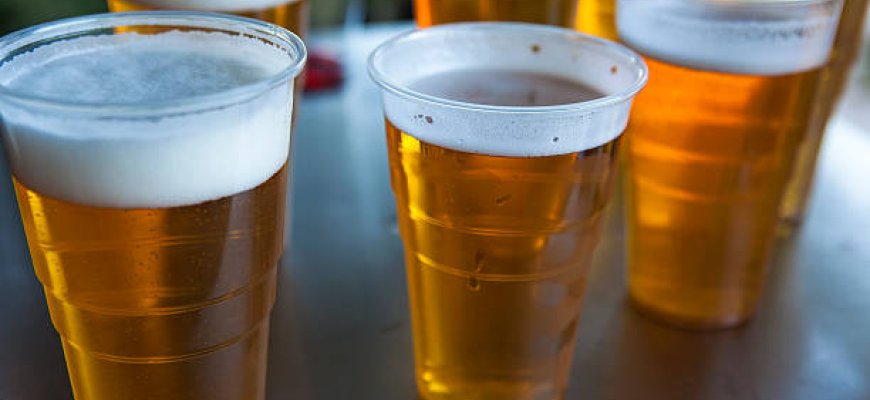 Vyriausybė siūlo drausti alkoholį puodeliuose, didins stipraus alaus akcizą