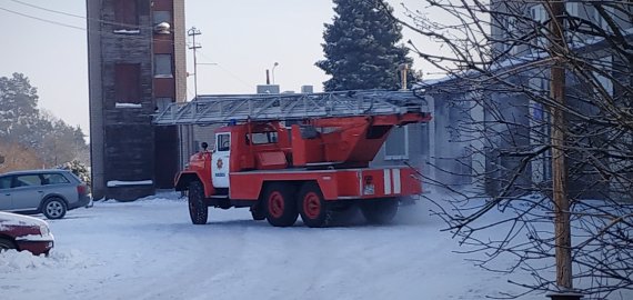 Įsimylėjėlių dieną ugniagesiai ir lipo per langą, ir gelbėjo medikus