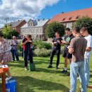 Keliautojas jau namuose: D. Mikalkėnui užkabintas ąžuolo vainikas ir iškeptas kelio formos tortas (foto+video)