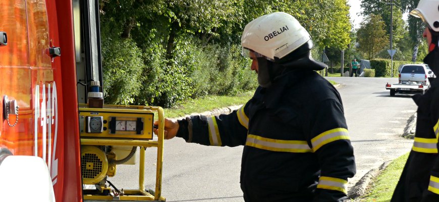 Gelbėjo ant šlaito pakibusį sunkvežimį