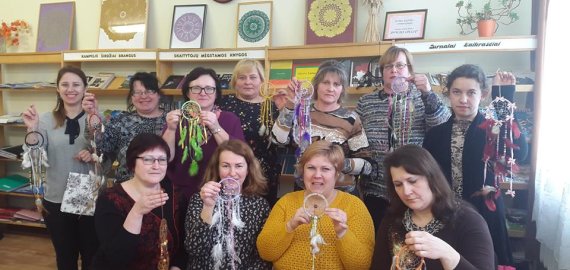 Suvainiškio moterys ir merginos dalyvavo edukaciniame užsiėmime „Sapnų gaudyklė: kas tai ir kaip ją pasigaminti?“