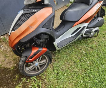 „Piagio MP-3“ triratis motoroleris