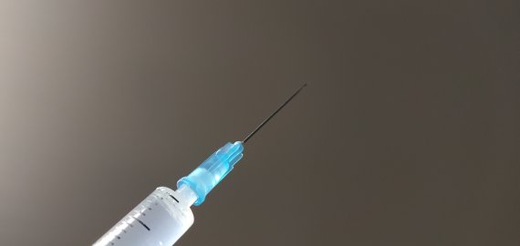 Visiškai paskiepytų žmonių revakcinacijai greičiausiai pakaks vieno skiepo