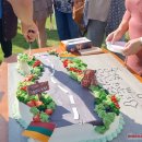 Keliautojas jau namuose: D. Mikalkėnui užkabintas ąžuolo vainikas ir iškeptas kelio formos tortas (foto+video)