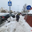 Didžiulė avarija Kauno gatvėje: „BMW“ įlėkė į privatų kiemą (foto+video)