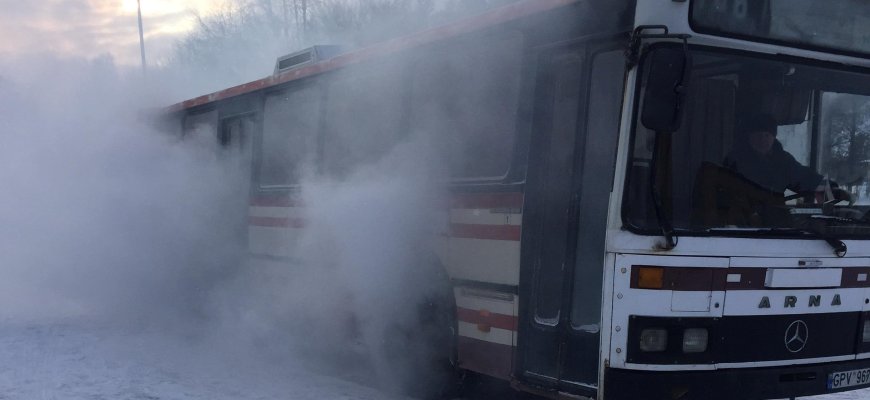 Dūmais apsipylęs UAB „Rokiškio autobusų parko“ autobusas neramino žmones