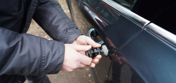 Kaip atidaryti automobilį be rakto?