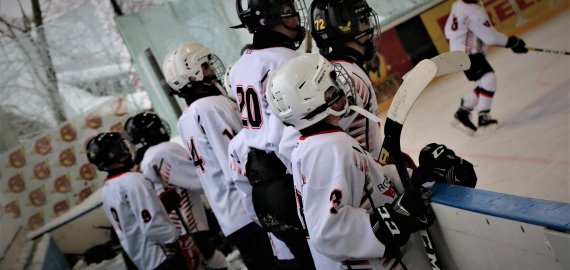 Pirmosios jaunųjų ledo ritulininkų rungtynės namuose