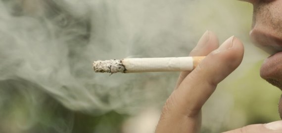 Valdžia pribrendo naujiems draudimams: nebebus galima rūkyti lauko kavinėse, balkonuose ir stotelėse pokyčiai laukia ir perkant cigaretes
