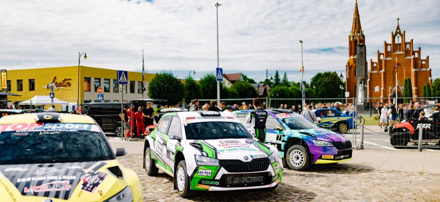 Nepriklausomybės aikštėje įsikūrė „Rokiškio Grand Rally“ dalyviai – dvi dienas čia virs serviso gyvenimas (foto)