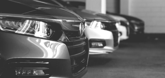 Kodėl naudoti automobiliai su garantija gali būti protingesnis pasirinkimas nei nauji