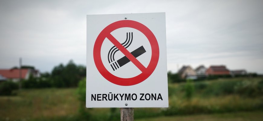 Prieštarauti rūkymui daugiabučių balkonuose rokiškėnai neskuba