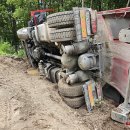 Apvirto durpes gabenęs vilkikas (foto+video)