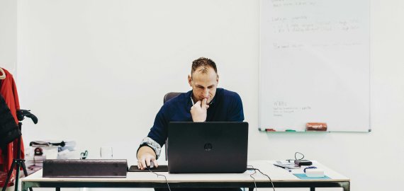 Kraštiečio R. Balčiūno noras apstatyti savo namus virto pasauliniu sėdmaišių verslu (foto)