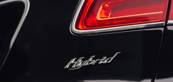 Hibridiniai automobiliai: kodėl vis daugiau vairuotojų juos renkasi