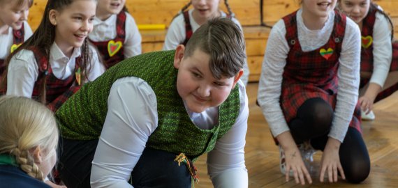 Rokiškio Juozo Tūbelio progimnazijos Kovo 11-osios muzikinis sveikinimas (video+foto)