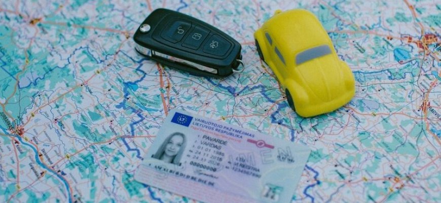 Keliautojai užsienyje galės vairuoti legaliai: „Regitra“ išduoda tarptautinius pažymėjimus
