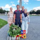 Keliautojas jau namuose: D. Mikalkėnui užkabintas ąžuolo vainikas ir iškeptas kelio formos tortas (foto+video)