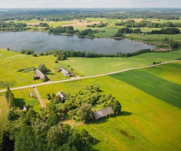 Sodyba šalia ežero