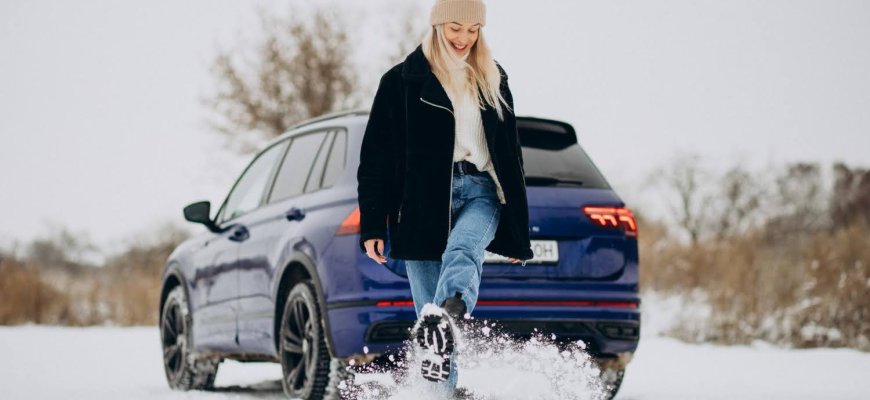 Žiemos stichijos: ar draudimas dengia žalą, jei automobilį užverčia sniegas ar ledas?