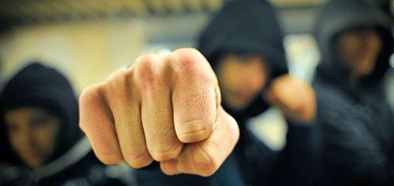 Jaunuolių muštynių imitacija prekybos centre baigėsi butelių daužymu ir kivirču su apsaugos darbuotoju