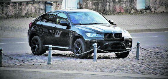 Įtartinas „BMW“ vairuotojas namų nepasiekė