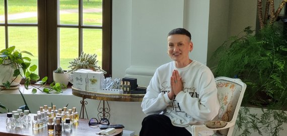 Krašto muziejaus oranžerijoje E. Vygelytė formavo rokiškėnių parfumerinį garderobą (foto)