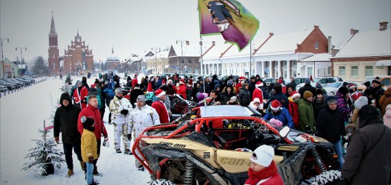 Ratuoti Kalėdų seneliai Nepriklausomybės aikštėje dalino dovanėles (foto+video)