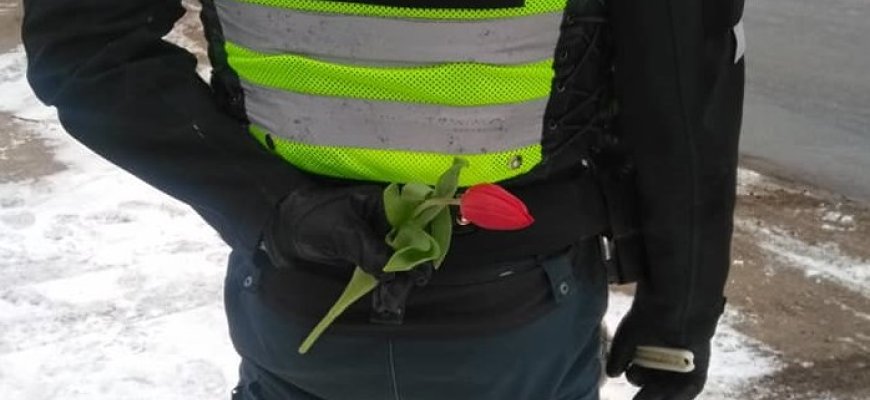 Rokiškio rajono policijos komisariato pareigūnai Kovo 8-osios proga dovanojo moterims tulpes (foto)