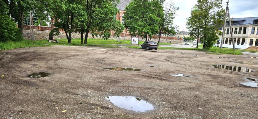 Tvarkys aikštelę prie bažnyčios