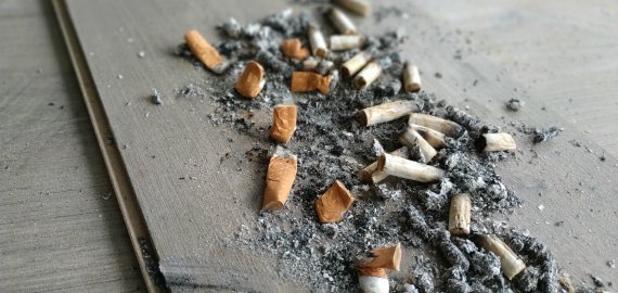 Seimas nustatė baudas už rūkymą balkonuose