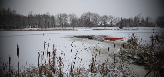 Gelbėtojai po ledu ieško skenduolio, žvejai ant ledo – poledinių nuotykių (video)