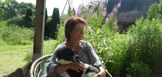 Sondros Joncevos gyvenimas ant sudegusio namo pamatų – turistinės stovyklos ir šokiai su šunimis (foto)