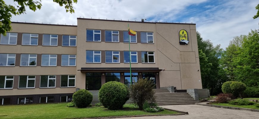 Kviečia į Obelių gimnazijos kiemą