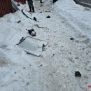 Didžiulė avarija Kauno gatvėje: „BMW“ įlėkė į privatų kiemą (foto+video)