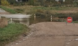 Kavoliškyje patvinęs upelis užkirto kelią gyventojams: seniūnija žada sprendimą