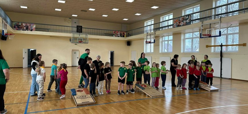 „Cornhole“ įsisuko jau ir į rajono darželius