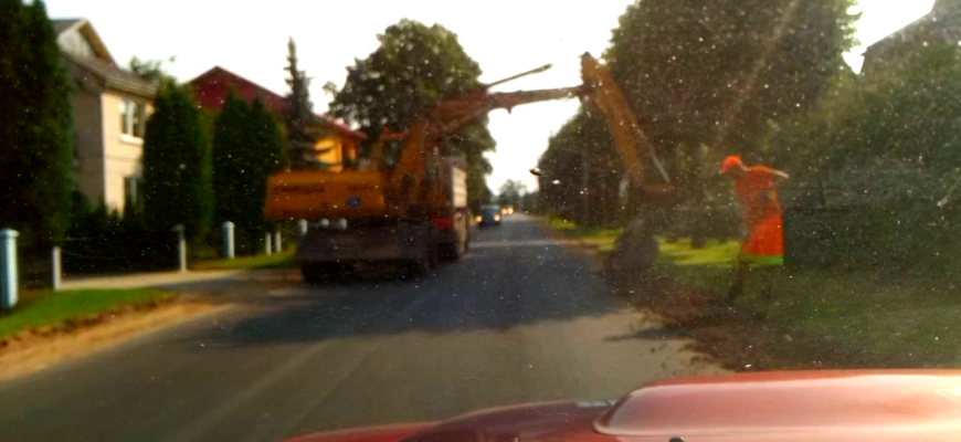 Norite pramogų Rokiškyje? Pralėkite po ekskavatoriaus kaušu Daržų gatvėje (video)