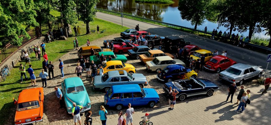 Rokiškyje gyva tradicija birželio pradžioje keliauti retro automobiliais (foto)