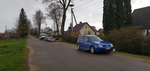 Maineivose neblaivus, neturintis teisės vairuoti  vairuotojas įvažiavo į stovintį automobilį