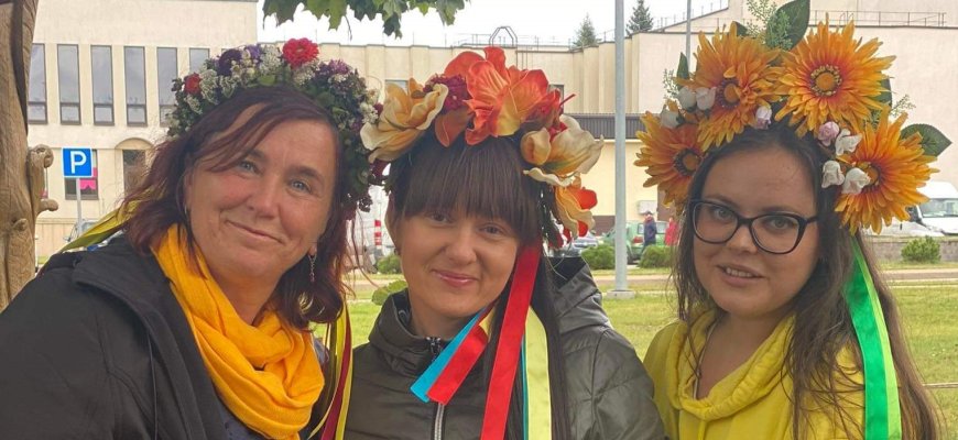 Toli nuo namų: apie pabėgimą su torto dažais lagamine ir karo pamokas (foto)